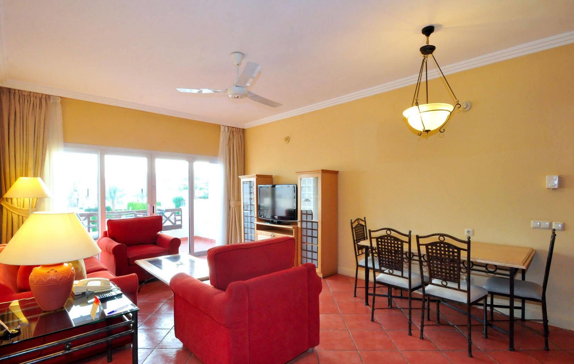Hotel Jaz Sharm Dreams Exteriér fotografie A living room in a typical apartment